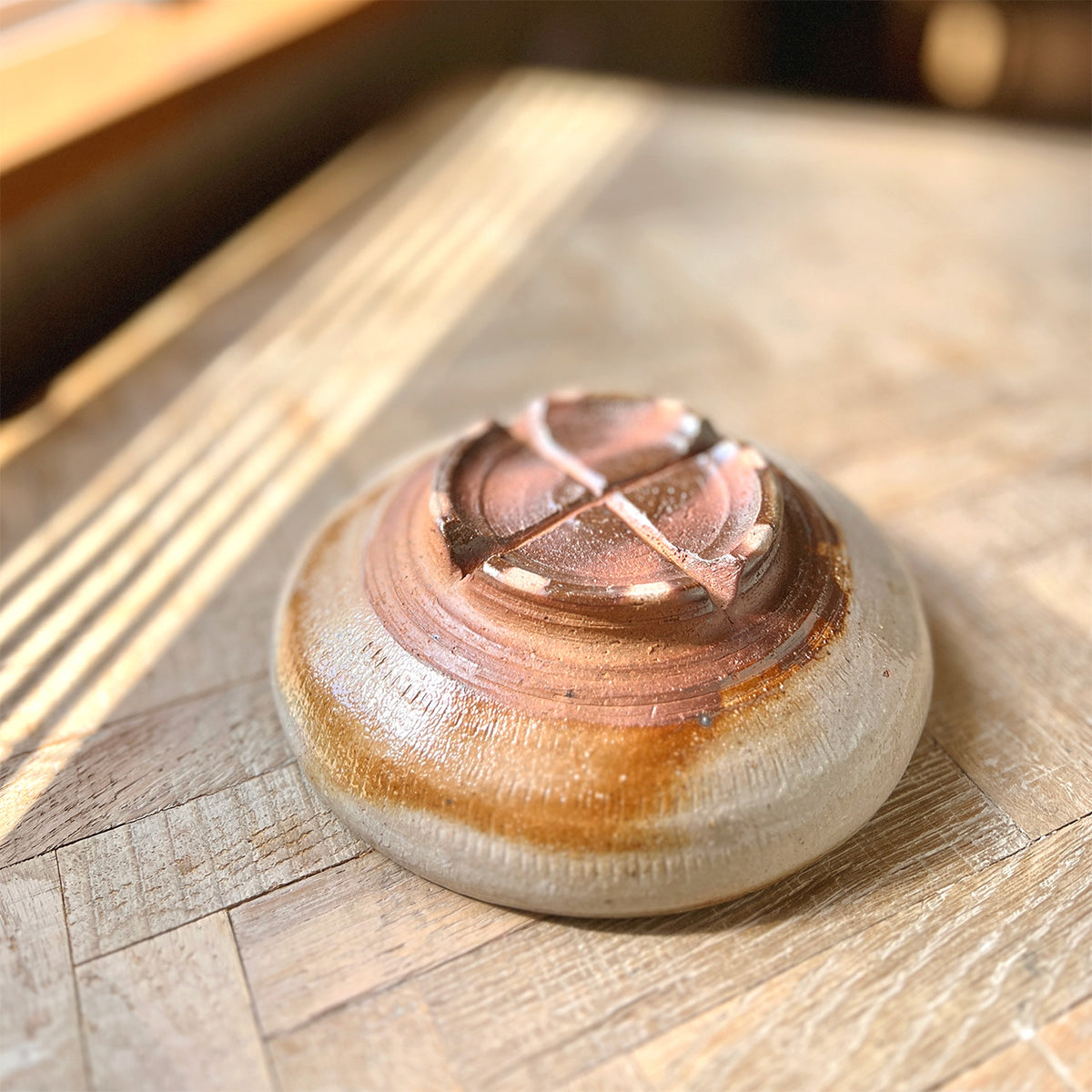 打刷毛目長石釉十字高台 – ゆう雑貨店