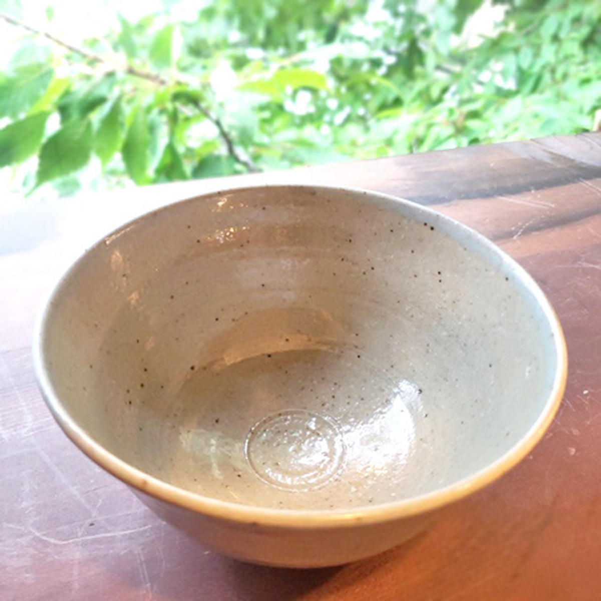 月白釉陰刻茶碗 – ゆう雑貨店