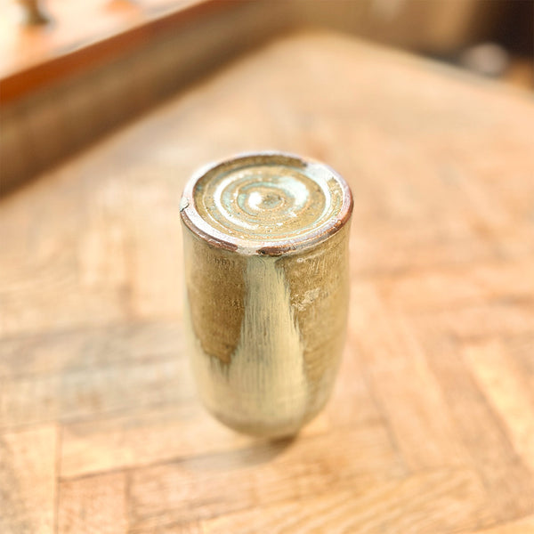 打ち刷毛目わら白釉筒花器