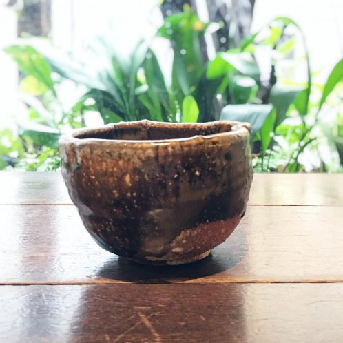 薪窯黒マットソバ釉アニマル茶碗