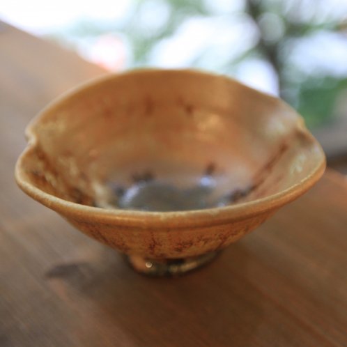 茶マットチタン釉信楽変形小鉢