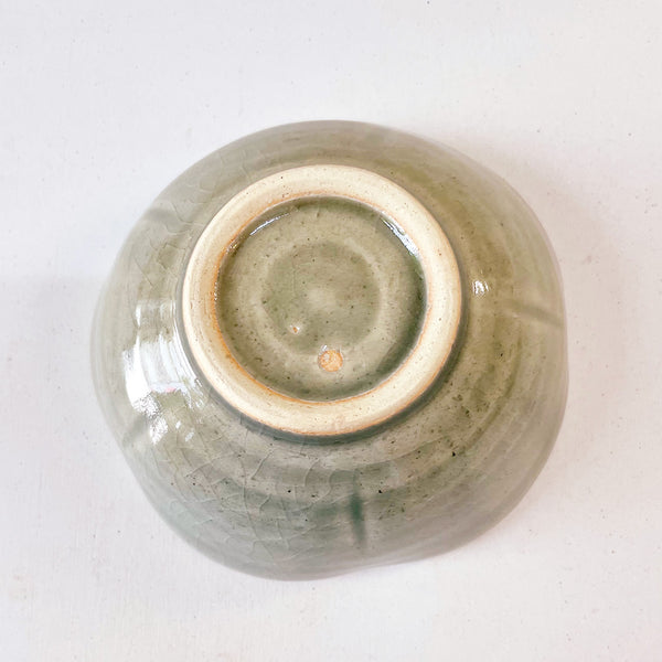 緑釉輪花線刻小鉢
