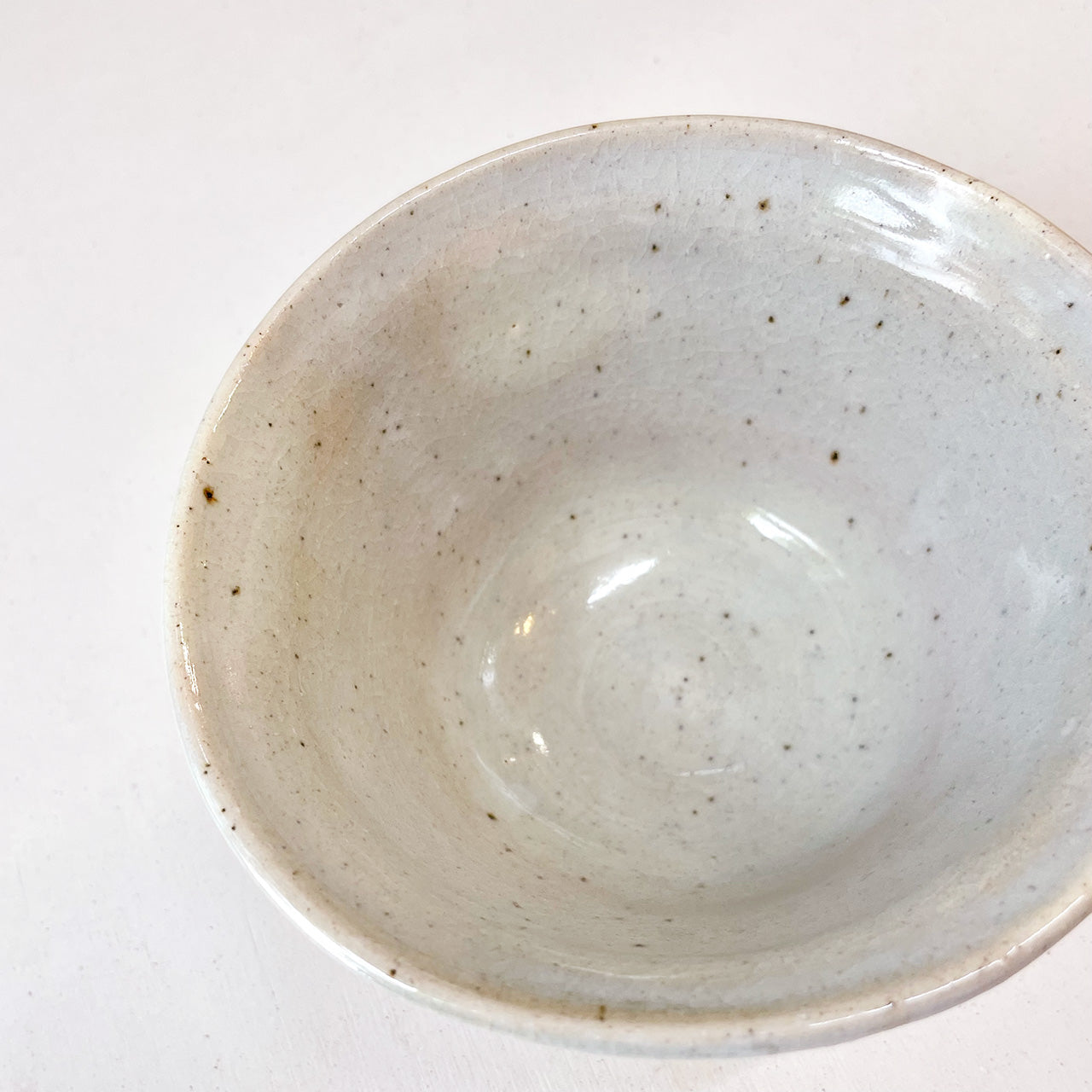 黄瀬戸わら白釉鉄吹茶碗 – ゆう雑貨店