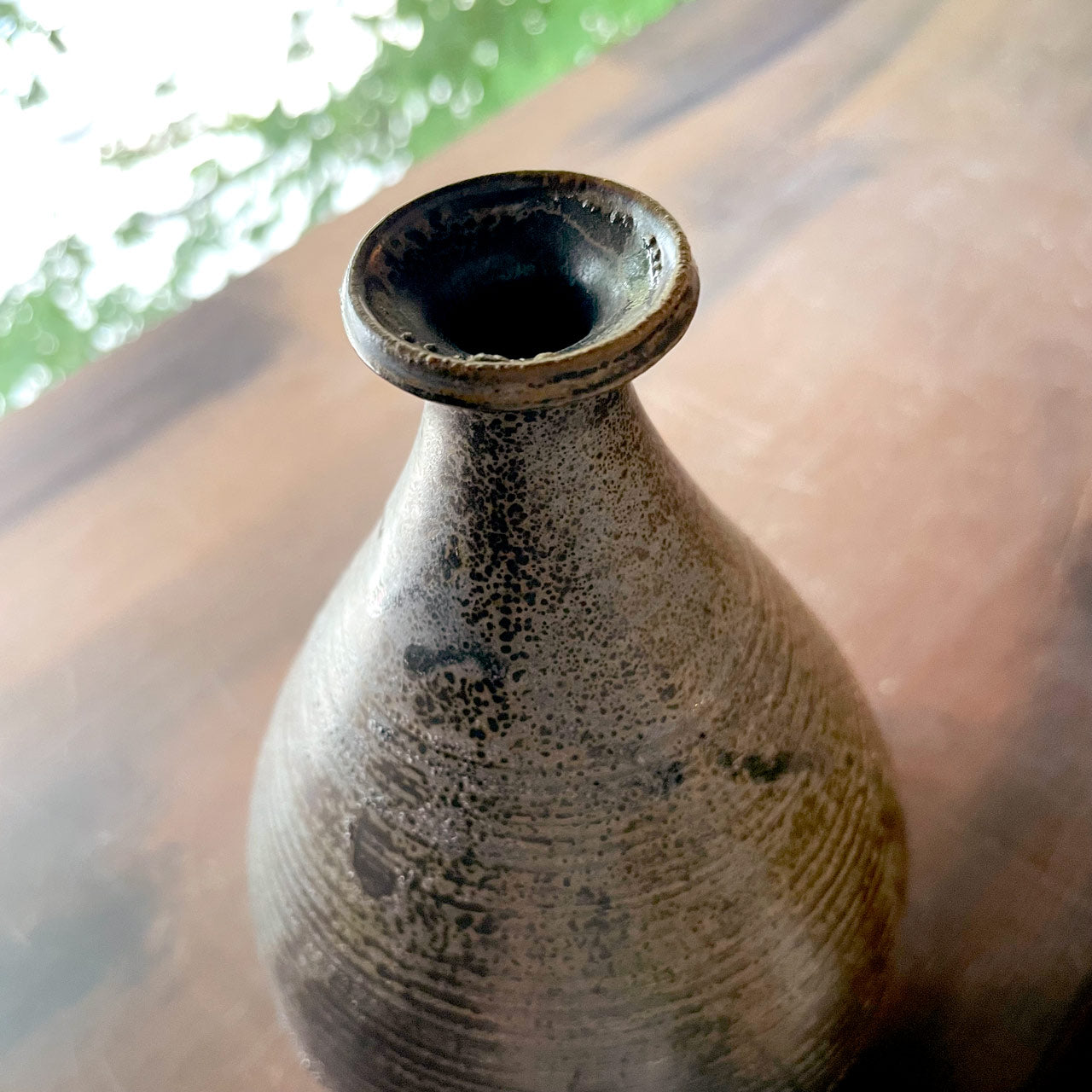 低下度釉信楽灰被り黒花入 – ゆう雑貨店